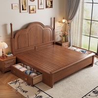 Lit de rangement vintage style ferme française avec cadre en panneaux, lit plateforme classique à tête de lit cintrée pour chambres Queen et King
