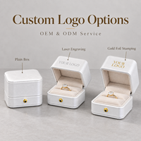 Boîte d'emballage de bijoux carrée classique en cuir PU avec logo personnalisé en relief, doublure en velours, pour une ou deux bagues, pendentifs ou bracelets