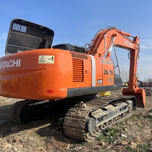 Excavatrice sur chenilles Hitachi ZX240K, moteur Isuzu, poids en ordre de marche de 24 tonnes, capacité de la benne de 1,4 m³, puissance du moteur de 184 kW, boîte de vitesses. - Product Image 2