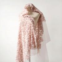 Tissu en polyester tricoté 100% avec broderie ajourée 3D effet rose duveteuse, 200 GSM, largeur moyenne 130 cm, idéal pour robes de mariée et robes de soirée