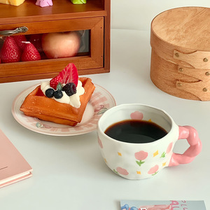Tazza di fiori in ceramica <span class=keywords><strong>da</strong></span> 260ml con manico attorcigliato carina dipinta <span class=keywords><strong>a</strong></span> <span class=keywords><strong>mano</strong></span> sotto la glassa tazza di tè con fiori tazze <span class=keywords><strong>da</strong></span> <span class=keywords><strong>caffè</strong></span> regalo