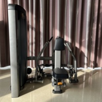Máquina de remo profesional comercial ajustable de acero con asiento, función de ejercicio para pecho, pila de pesas de 70 kg, características para culturismo