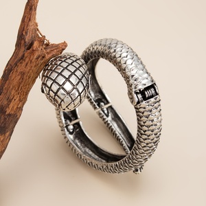 Bracciali e Braccialetti Aperti da Donna in Stile Retrò con Design a Serpente Intrecciato, Gioielli Raffinati alla Moda con Finitura Effetto Invecchiato - Product Image 4