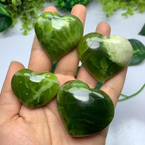 Pierre de serpentinite verte en gros et cristal de cœur d'agate mousse - Pierre polie lisse pour la méditation, la création, la décoration - Cadeau - Product Image 1