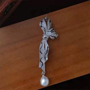 Broche en perles d'eau douce naturelles de forme riz de 9-10 mm, nœud serpent, fleur de poitrine, épingle à collier à forte luminosité, micro défaut, aiguille - Product Image 5