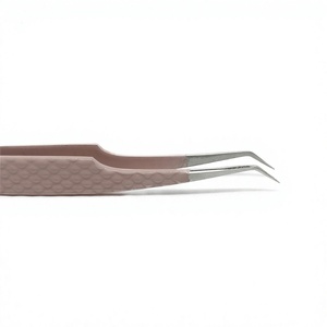 Pince à épiler pour cils TEEJAY en acier inoxydable rose poudré, 7 mm, pointe angulaire à 45 degrés, pointe lisse, volume accru, poignée diamantée, 10 mm - Product Image 1