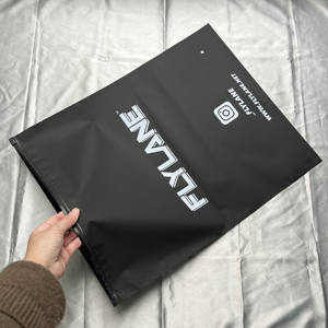 Bolsas Personalizadas con Cierre Negro Mate e Impresión Blanca - Empaque de Poliéster de Lujo para Ropa y Regalos de Marca - Product Image 6