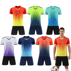 Conjunto de Uniforme de Fútbol Degradado para Hombre, Camiseta de Manga Corta con Cuello en V, Pantalones Cortos de Poliéster/Nailon con Cintura Elástica de Secado Rápido, Personalizable para Entrenamiento de Equipo - Product Image 1