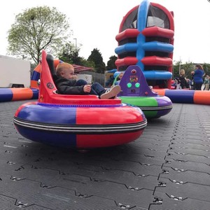 Offre Spéciale : Piste de Voitures Tamponneuses Gonflables pour Événements et Divertissements – Location de Voitures Tamponneuses pour Terrains et Aires de Jeux - Product Image 2