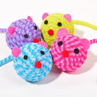 Jouet interactif pour chat en forme de balle avec son de grincement et queue en corde élastique pour chats d'intérieur et chatons