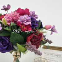 Composition florale artisanales pour centre de table, chemin de table et décoration de sol, avec plantes vertes et fleurs rouges et roses, pour mariage et événements, à louer