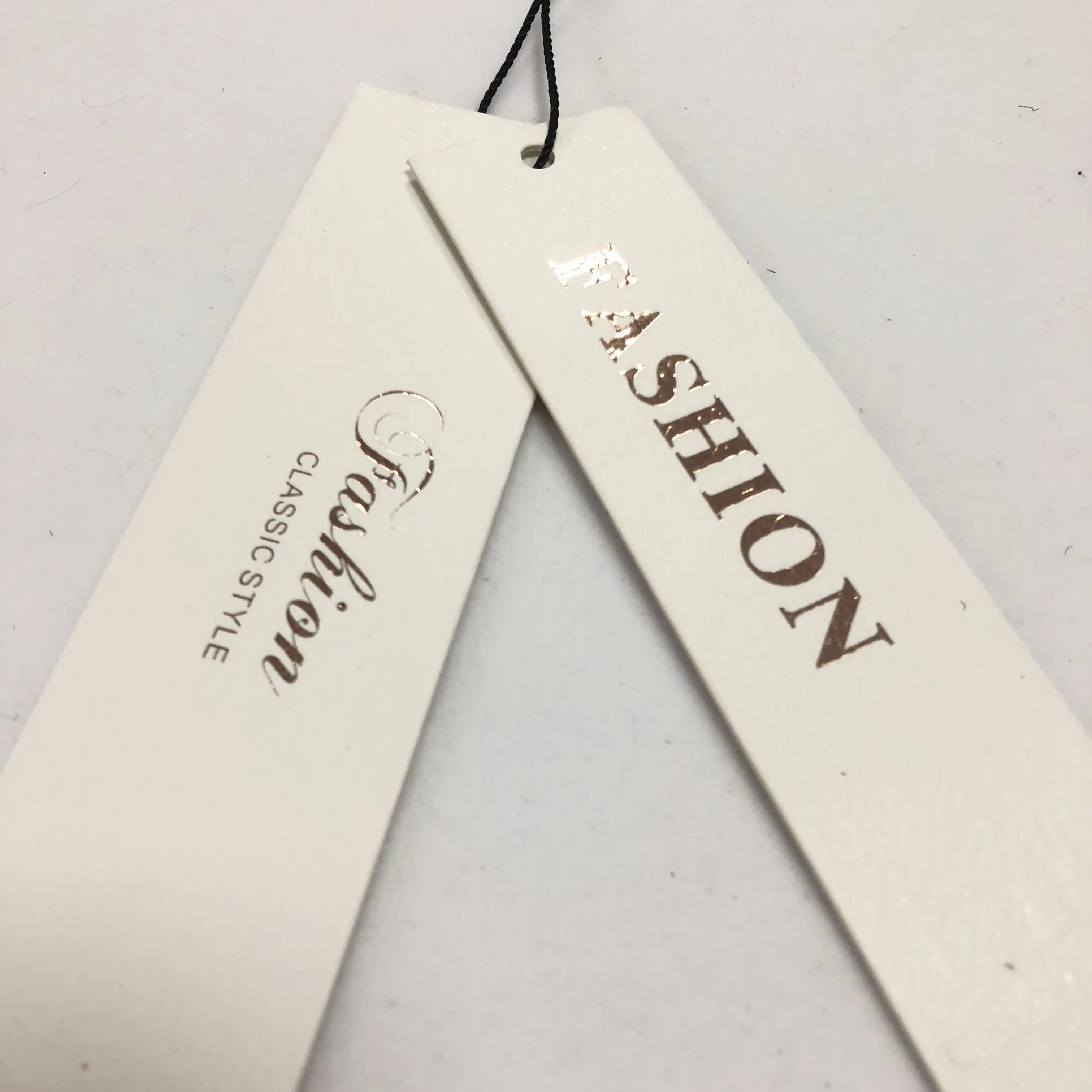 Custom fancy papier hangtag jeans papier hangtags voor kleding eigen logo