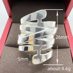 Anello da Donna Creativo in Stile Coreano, Anello Avvolgente Multistrato Liscio e Audace, Accessorio per Mano con Linee Geometriche - Product Image 4