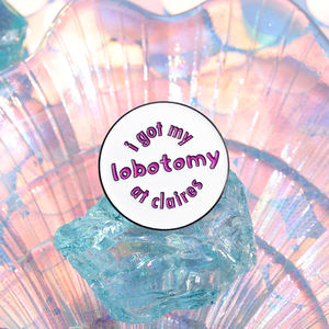 Sming pimleri Claire s emaye pimleri benim Lobotomy var yuvarlak yaratıcı broşlar sırt çantası yaka rozetleri komik takı hediye - Product Image 2
