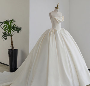 Robe de mariée classique bustier en satin ivoire avec traîne cathédrale, <span class=keywords><strong>voile</strong></span>, jupon et gants inclus - Product Image 1