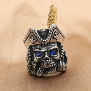 Bague Crâne pour Homme, Style Punk Pirate, en Acier Titane, Yeux Bleus, Plume Dorée, Bijou Rétro Tendance, Cadeau - Product Image 1
