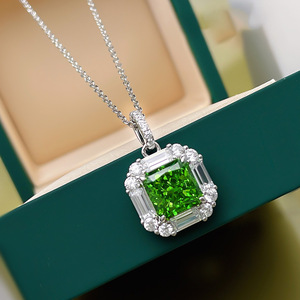 Collana con Pendente in Cristallo Verde, Argento 925 Placcato Rodio, Taglio Smeraldo Geometrico, Lussuosa Catena a Maglia per Uso Quotidiano Femminile - Product Image 1