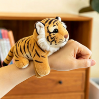 Bracelet en peluche tigre rembourré en coton PP de haute qualité, poupée réconfortante, bracelet de poignet en peluche pour enfants, pendentif décoratif pour voiture