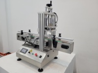 Machine de capsulage de remplissage de flacons en verre de petites bouteilles en plastique d'aluminium automatique de bureau machine de capsulage d'huile essentielle
