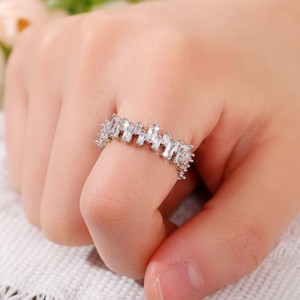Anello con Zirconi a Fila Cava per Donne, Gioiello da Dito Geometrico alla Moda - Product Image 5