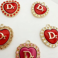 Prêt à expédier – Pendentif breloque de créateur en alliage sans nickel avec accents en résine et cristaux, breloques de luxe tendance, couleur et logo personnalisables, DIY