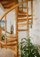 Système d'escalier hélicoïdal intérieur personnalisé avec marches en bois massif pour villa, escalier en spirale en bois pour projets de maisons de luxe