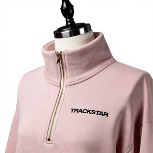 Sudadera de Mujer Color Rosa Pastel con Cierre de Cremallera, Estampado de Letras Negras Trackstar y Detalles Dorados - Product Image 1