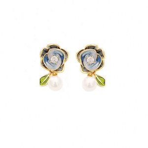 Pendientes de Lujo Retro de Alta Gama, Nuevos Pendientes de Perlas de Camelia Chinas, Esmalte Moderno con Diseño de Flores Esmaltadas, Regalo Perfecto para Mujer - Product Image 6