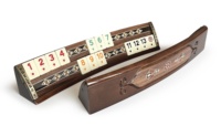 Jeu de société familial Rummy Okey fait main de haute qualité, en mosaïque de bois massif elliptique incrustée de placage de noyer naturel, durable