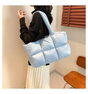 Sac à main personnalisé grande capacité, doux et chaud, en duvet, couleur unie, sac à bandoulière moelleux pour <span class=keywords><strong>femme</strong></span>, sac fourre-tout nuage en tissu pour l'hiver - Product Image 6