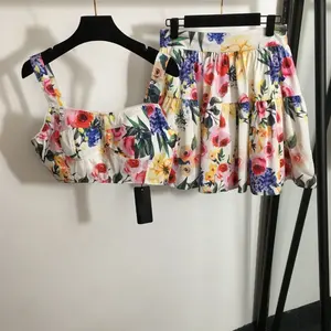 Conjunto feminino novo de verão 2024, blusa sem alças com estampa de flores coloridas + saia curta plissada