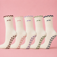 Chaussettes antidérapantes personnalisées pour femmes, chaussettes à volants, chaussettes de pilates avec logo brodé personnalisé