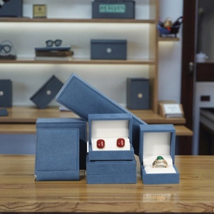 Boîte cadeau de luxe en velours pour bijoux (colliers et boucles d'oreilles) avec logo estampé à chaud, forme rectangulaire, emballage élégant pour cadeaux - Product Image 2