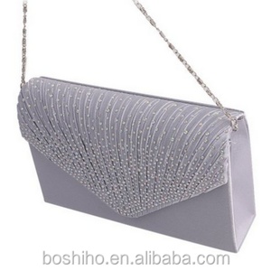 Bolsos de mano plateados de satén con diamantes de imitación brillantes para mujer - Product Image 1