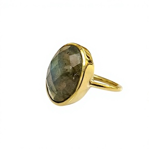Anillo Clásico para Mujer con Engaste de Bisel de Labradorita Facetada Ovalada en Latón Chapado en Oro - Product Image 2