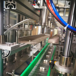 Línea automática de máquina de llenado y tapado de botellas de aceite de motor de lubricante líquido refrigerante anticongelante de galón de basura lineal - Product Image 6