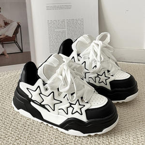 Baskets Audacieuses Tendance pour Hommes Noir et <span class=keywords><strong>Blanc</strong></span> avec Détails Étoile Chaussures de <span class=keywords><strong>Jogging</strong></span> Compensées Augmentant la Hauteur Streetwear Décontracté en Maille - Product Image 1