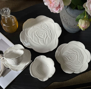 Service de table en céramique blanche de luxe avec motifs de roses en 3D - Assiettes, bols et tasses élégants en porcelaine pour restaurants, mariages, vente en gros - Product Image 1