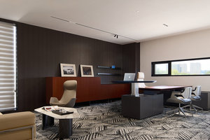 โต๊ะทำงานไฟฟ้าปรับระดับได้สองชั้นแบบ L-Shape สำหรับผู้บริหารระดับสูง พร้อมที่เก็บของ - Product Image 3