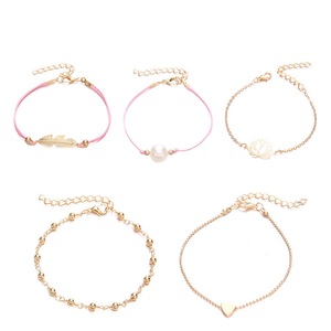 Ensemble de bracelets à breloques tendance en alliage plaqué or rose pour femmes, style bohème, avec plumes, perles, lotus et cœurs – Bijoux cadeau - Product Image 5