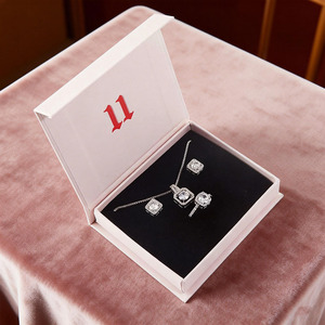 Boîte à bijoux cadeau de luxe et rigide - Avec insert en <span class=keywords><strong>mousse</strong></span> et logo personnalisé pour colliers et boucles d'oreilles - Product Image 1