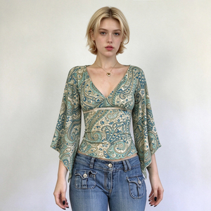Camiseta casual de moda versátil y picante estilo vacacional con cuello en V, estampado vintage y manga acampanada, estilo europeo. - Product Image 1