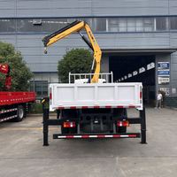 Camion grue articulée Sinotruk HOWO 4x2 de 5 tonnes avec benne de chargement de 4,2 m pour la construction urbaine