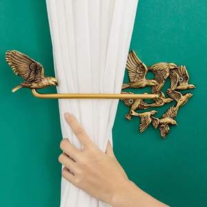 Crochet de rideau moderne en laiton pour rideaux utilisés dans les hôtels à domicile pour tenir les rideaux avec vis incluse - Product Image 5