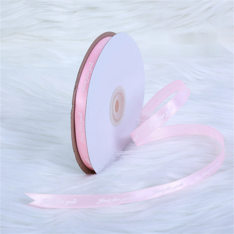 Un rollo de cinta rosa de 45 metros.