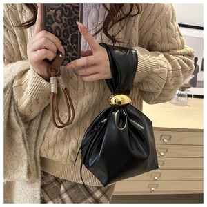 Sac seau pour femme en PU plissé rétro avec fermeture à glissière, grande capacité, design minimaliste chic, nouvelle arrivée - Product Image 6