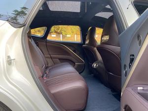 AVATR 11 2025 d'occasion, modèle de luxe SUV à 4 portes et 5 places, propulsion arrière, autonomie étendue, REEV, blanc sur rouge bordeaux - Product Image 6