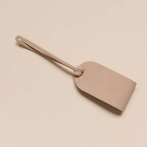 Étiquette de suivi de bagages en cuir crème avec lettre pour avion - Product Image 4