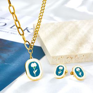 Ensemble de bijoux en acier inoxydable tendance, best-seller, luxe léger, ensemble de boucles d'oreilles et collier, plaqué or 18 carats, pour femmes - Product Image 4