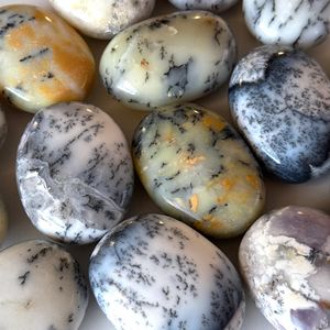 Piedra de Palma de Ópalo Dendrítico Natural al por Mayor, Cristal Bohemio de Forma Ovalada con Patrones de Árbol en Azul Negro Profundo - Product Image 6